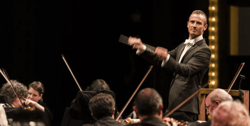 Alexander Shelley conducts